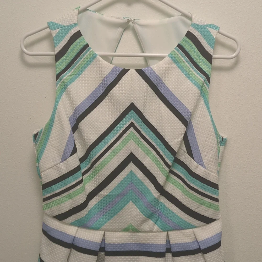 Chic Danny & Nicole Effortless Knee-Length Dress - Cut Out - Pleated  8 Petite - Picture 3 of 14